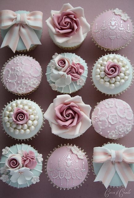 Cupcake classes by Cotton and Crumbs                                                                                                                                                           Cupcake classes                                            .. Dessert Bord, Cupcakes Bonitos, Cupcakes Vintage, Cupcake Vintage, Cupcake Rosa, Fondant Lace, Cupcake Fondant, Vintage Cupcakes, Cookies Cupcake