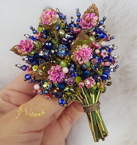 Hand Beaded Embroidery, Beadwork Embroidery, Brooch Diy, Bead Embroidery Patterns, Handwork Embroidery Design, Bead Embroidery Jewelry, Silk Ribbon Embroidery, Handmade Beaded Jewelry, Flower Embroidery Designs