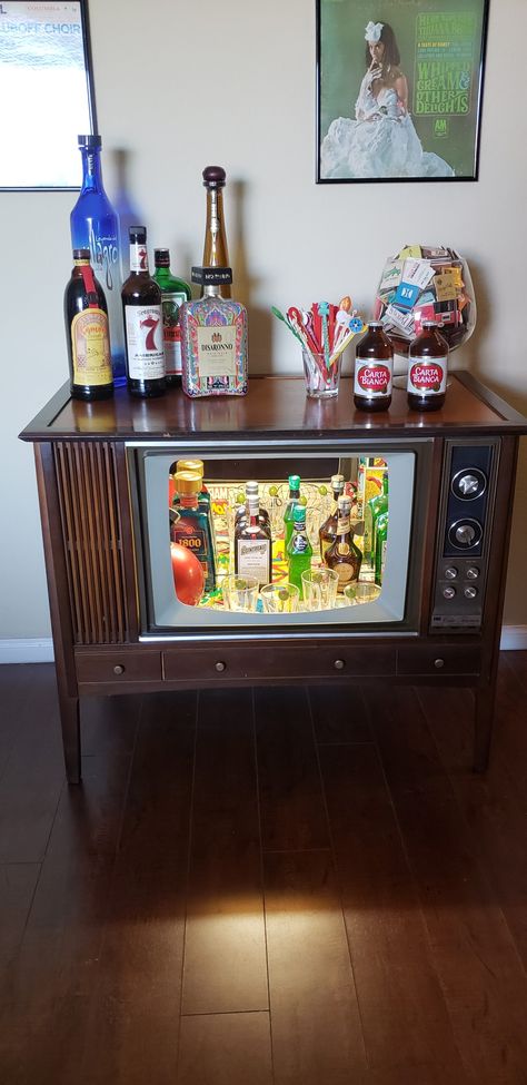 Vintage Bar Cart Styling, Weird Room Decor, Furniture Refinishing Techniques, Alcohol Cabinet, Bar Cart Inspo, Tv Bar, Weird Furniture, Vintage Apartment, Bar Cart Styling