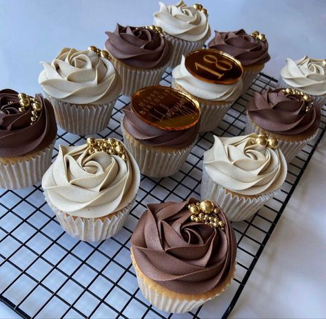 Cupcake Trends 2023, Cupcake Ideas For Wedding, Fancy Cupcake Decorating Ideas, Brown Cupcakes Decoration, Coffee Theme Cupcakes, Luxury Cupcake Design, Cop Cake Ideas, Elegant Chocolate Cupcakes, Neutral Color Cupcakes