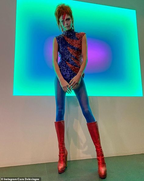 David Bowie Costume Ziggy Stardust, Bowie Halloween Costume, David Bowie Halloween Costume, Ziggy Stardust Halloween, Ziggy Stardust Costume, David Bowie Makeup, David Bowie Costume, 80s Dress Up, Blue Lightning Bolt