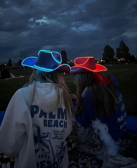 4th Of July Teen Party Aesthetic, 4th Of July Ideas With Friends, 4 Of July Photoshoot Ideas, 4th Of July Best Friend Pictures, Fourth Of July Things To Do, Aesthetic 4th Of July Pics, Fun 4th Of July Ideas, 4th Of July Astetic Photos, Fourth Of July Vibes