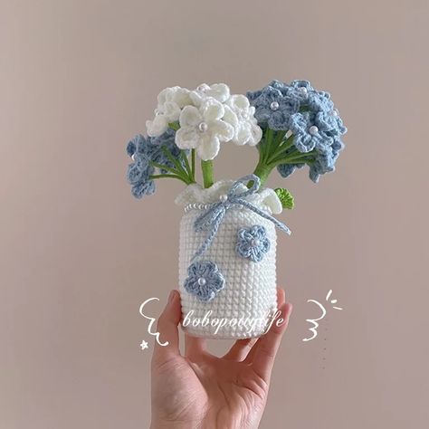 Blue Crochet Flower, Blue Flower Crochet, Flower Crochet Pattern Bouquet, Crochet Blue Bouquet Flowers, Crochet Flower Bouchet, Aesthetic Crochet Flower Bouquet, Crochet Vase, Crochet Blouse Free Pattern, Hand Knitting Diy