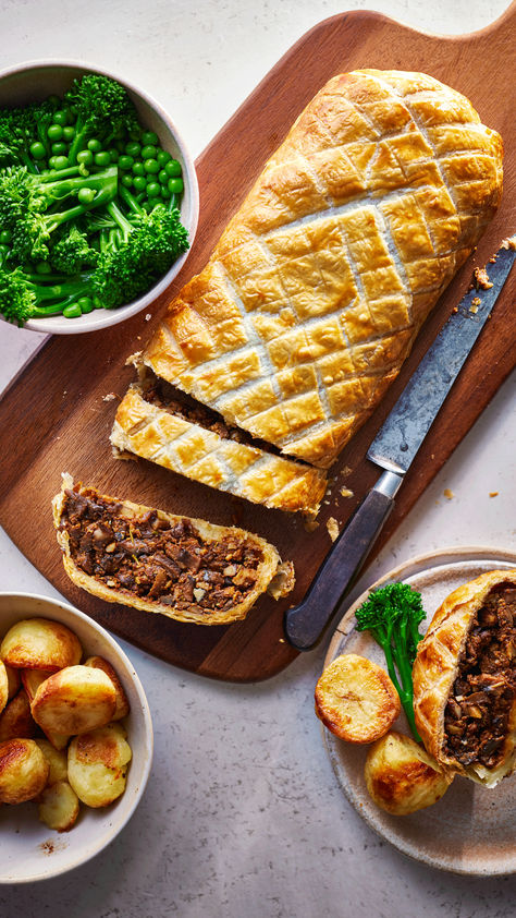 Whole mushroom wellington on a wooden chopping board with two slices taken out Vegetarian Wellington, Vegetarian Dinner Party, Mushroom Wellington, Vegetarian Nutrition, Easy Veggie, Beef Wellington, Flaky Pastry, Entertaining Recipes, Entertaining Ideas