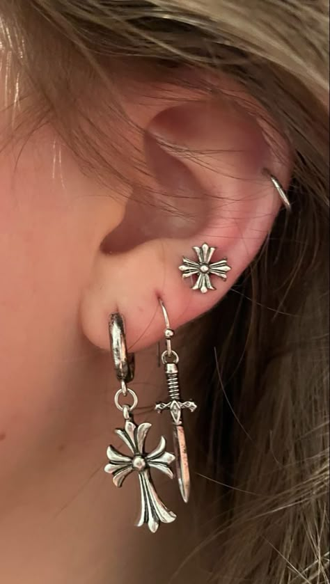 Silver Earrings Aesthetic Grunge, Ear Piercings Y2k, Piercing Placement Chart, Ear Piercing Placement, Styled Ear Piercings, Piercing Inspo Ear, Eat Piercing, Double Ear Piercing, Ušný Piercing