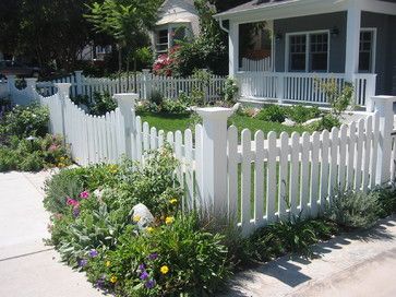 Freshen Up Your Home's Curb Appeal This Spring with plantings on the street side of your fence White Picket Fences, Picket Fence Ideas, Modern Front Yard, Picket Fences, Cheap Fence, White Fence, Small Front Yard Landscaping, Front Fence, Small Front Yard