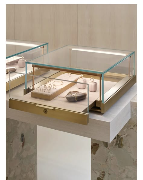 Jewellery Shops Interior Design, Modern Jewelry Store Interior, Glass Display, Luxury Jewellery Shop Interior Design, Swarovski Shop Interior, Jewellery Counter Design, Luxury Jewellery Showroom, Luxury Jewellery Store Interior, Jewelry Wall Case Retail