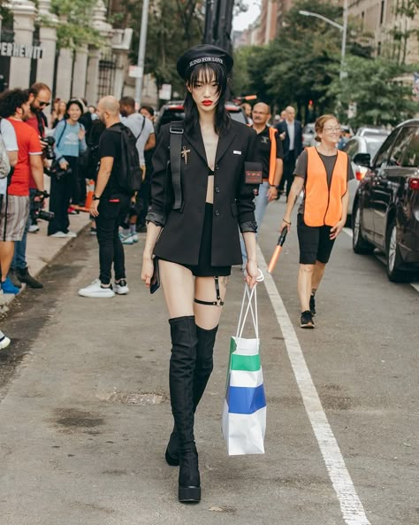 Black-is-no-colour — New York Fashion Week, Street Style. Model Sora... Japan Street Fashion, Sora Choi, Street Style New York, Japan Fashion Street, Fashion Kawaii, Harajuku Fashion Street, Girl Fashion Style, New York Street Style, New York Fashion Week Street Style