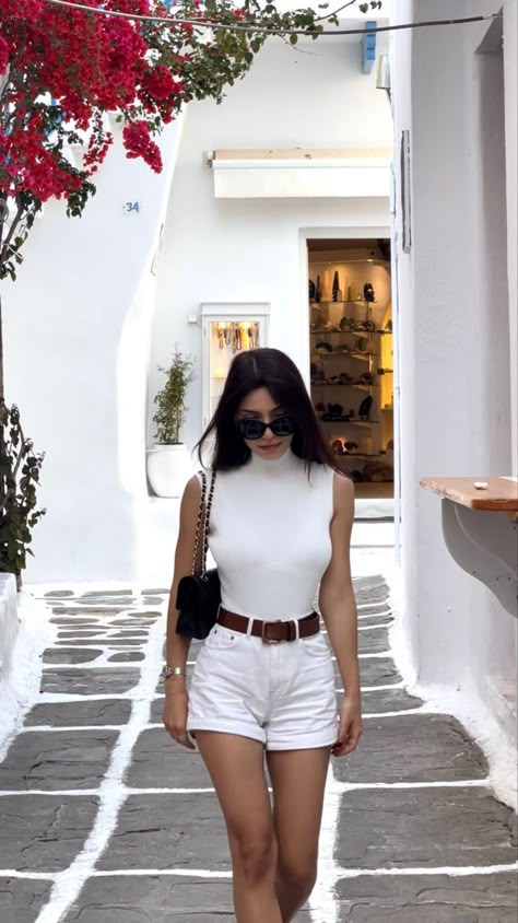 White Jeans Shorts Outfit Summer, Shorts Look Summer, White Denim Short Outfits, Styling White Denim Shorts, Tops With Denim Shorts, Simple Shirt And Shorts Outfit, White Shirt White Shorts Outfit, Styling White Shorts Summer Outfits, White T Shirt Outfit Summer