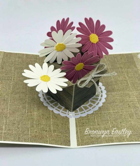 1 Easy Pop Up Flower Card, Pop Up Flower Cards, Box Cards Tutorial, Daisy Cards, Pop Up Box Cards, Tutorial Ideas, Interactive Cards, Card Making Tutorials, Fancy Fold Cards