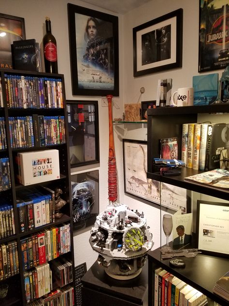 Hobby Room Ideas For Men, Man Cave Nerd Gaming Rooms, Nerdy Man Cave, Man Cave Bookshelf, Geeky Office, Gamer Man Cave, Anime Man Cave Ideas, Cozy Nerdy Bedroom, Man Cave Aesthetic