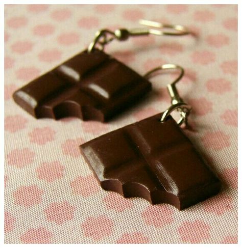 Aretes de Chocolate. Hermosura en un arete. Many Earrings, Keyboard Keys, Tanah Liat, Quirky Earrings, Jewelry Diamonds, Polymer Clay Diy, Food Earrings, Polymer Clay Jewelry Diy, Funky Earrings