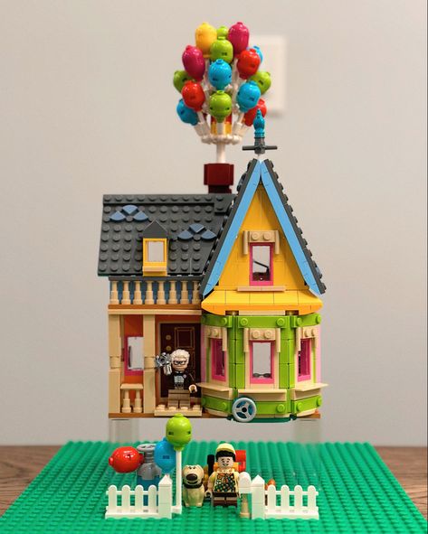 Up Lego Set, Up House Lego, New Lego Sets 2023, Up Lego House, Disney Lego Display, Lego Up House, Cute Legos, Lego Set Display Ideas, Lego Sets Aesthetic