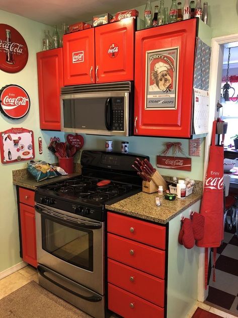 Coca Cola Kitchen Ideas, Diy Home Decor Easy Creative, Diner Themed Kitchen, Coke Kitchen, Mini Campers, Coca Cola Kitchen, Moms Kitchen, Coca Cola Decor, Red Kitchen Decor