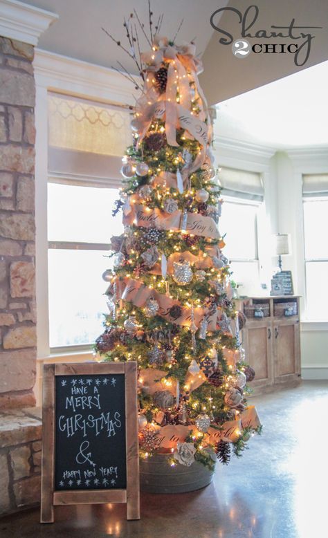 Great decorating idea for a skinny Christmas Tree. Plus a chalkboard sign tutorial. Easel Diy, Diy Easel, Chalkboard Easel, Christmas Trees For Kids, Pencil Christmas Tree, Diy Chalkboard, Christmas Series, Christmas Tree Ideas, Rustic Christmas Tree