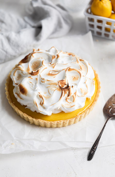 Spring Sweets, Fluffy Meringue, Meringue Tart, Baking Holiday, Lemon Tart Recipe, Lemon Meringue Tart, Easter Gathering, Tart Dessert, Tart Recipe