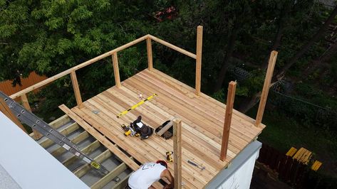 Terrace garage roof construction Diy Roof Deck, Deck Finishes, Garage Roof, Side Yards, Rooftop Terrace Design, Living Roofs, Wooden Garage, Studio Apt, Roof Construction