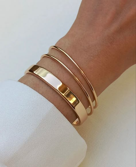 Unique Bracelet Design For Women, Gold Bracelet For Women Classy, Stylish Gold Earrings, Minimalist Accessories Jewellery, Necklace Women Gold, Women Gold Chain, Pinterest Jewelry, Diamond Bangles, Modern Gold Jewelry