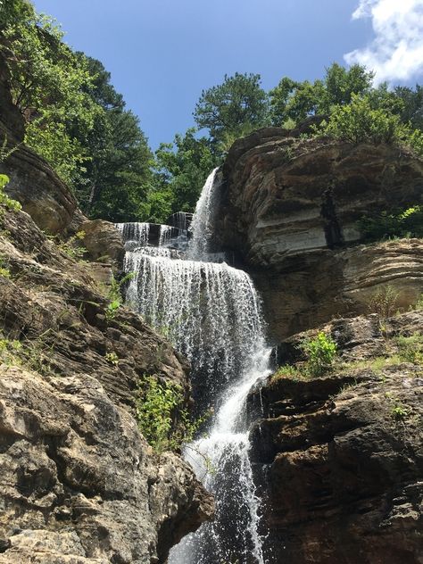 14 Amazing Waterfalls in Missouri - The Crazy Tourist Missouri Hiking, Branson Missouri Vacation, Scenery Beach, Phuket Island, Ozarks Missouri, Road Trip Places, Lush Forest, Ozark Mountains, Northwest Arkansas