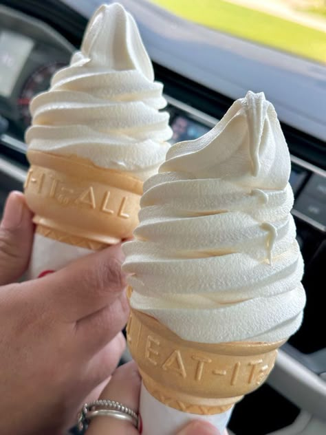 Vanilla Soft Serve, Cone Ice Cream, Yummy Ice Cream, Soft Serve Ice Cream, Food Therapy, Ice Cream Cones, Yummy Comfort Food, Delicious Snacks Recipes, Awesome Food