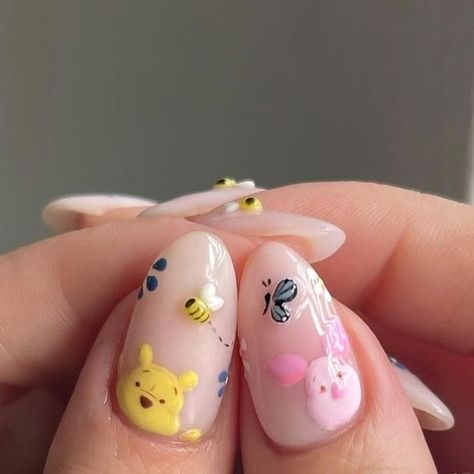 Paris Nails Acrylic, Nail Art Designs Disney Simple, Nail Art Designs 90s, Nail Designs Winnie The Pooh, Winnie The Pooh Gel Nails, Short Bee Nails, Nails Gel X Designs, Disney Cute Nails, Winnie The Pooh Nail Ideas