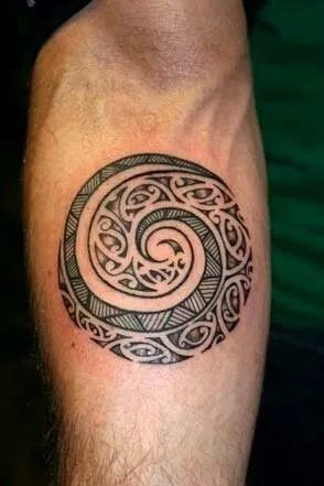 Koru Koru tattoo represents growth, regeneration, and new beginnings. If we talk about its symbolism, the tattoo also represents fern frond, which you can find in native bushes of New Zealand. According to one of the Maori proverb, it means that if one fern frond is dead, another one is born at its place. Thus, a koru tattoo will motivate you to move on in life. Canadian Tattoos, Polynesian Forearm Tattoo, Koru Tattoo, Maori Tattoo Frau, Maori Tattoo Meanings, Ta Moko Tattoo, Tattoo Son, Filipino Tattoos, Maori Tattoos