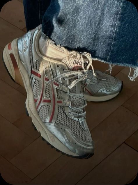 Vintage Asics Sneakers, Street Shoes Sneakers, Asics Silver Sneakers, Asics Shoes Outfit, Asics Aesthetic, Asics Streetwear, Silver Asics, Asics Outfit, Vintage Shoes Sneakers