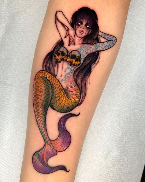 Neotraditional Mermaid Tattoo Design, Mermaid With Skull Tattoo, Demon Mermaid Tattoo, Neo Trad Mermaid Tattoo, Mermaid Back Piece Tattoo, Siren Pinup Tattoo, Mermaid Holding Skull Tattoo, Creepy Siren Tattoo, Mermaid Tattoo Neotraditional