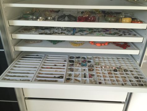 Storing jewelry etc so you can easily see and use it – cluttermonster (IKEA pax pullout with jewelry inserts for necklaces, pendants, pins, and rings) Jewelry Organizer Closet, Ikea Jewelry Storage, Closet Organizer Ideas, Ikea Bedroom Storage, Ikea Small Spaces, Ikea Closet Hack, Master Closet Ideas, Jewellery Drawer, Ikea Closet Organizer