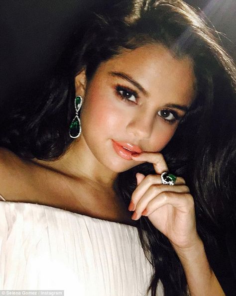 Sultry stare: She shared a stunning selfie to her Instagram on Monday while posing with a ... Selena Style, Estilo Vanessa Hudgens, Selena Selena, Peach Lipstick, Alex Russo, Selena Gomez Pictures, Barbara Gordon, Selena G, Dj Khaled