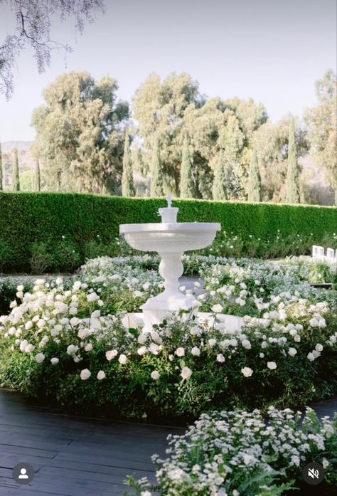 Fountain Decor Wedding, Fountain Wedding Ceremony, Fountain Flowers Wedding, Ceremony Signing Table, Floral Fountain, Royal Wedding Themes, Charming Wedding, Cocktail Hour Wedding, Arch Flowers