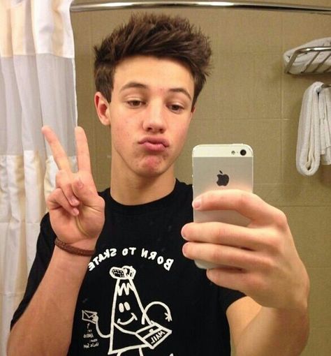 Cameron Dallas selfie game (MagCon Boys) Cam Dallas, Cameron Alexander Dallas, Carter Reynolds, Duck Face, Magcon Boys, Cameron Dallas, Fan Fiction, Shawn Mendes, Peace Sign