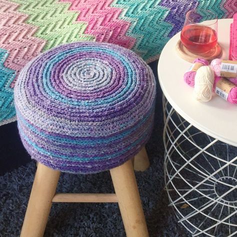 Crochet Stool Cover, Stool Cover Crochet, Crochet Gift Ideas, Chair Back Covers, Diy Stool, Cushion Designs, Cushion Cover Pattern, Crochet Cushion, Crochet Cushion Cover