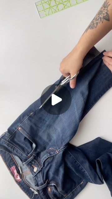 Sewing Projects With Old Jeans, Upcycled Jeans Ideas, Jean Tote Bag Diy, How To Make Tote Bags, Upcycling Jeans Ideas, Patron Tote Bag, Upcycle Jeans Diy, Bag From Jeans, Diy Jeans Bag Tutorial