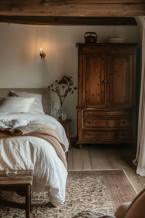 Retreat to a rustic cottage haven with 40 bedroom ideas curated for timeless tranquility. Discover the art of blending vintage touches and minimalist accents, creating a space that embodies warmth, comfort, and simplicity for a harmonious escape. #RusticCottageRetreat #BedroomIdeas #TimelessTranquility Country Style Bedroom, Vintage Bedroom Ideas, Vintage Bedroom Decor, Bedroom Hacks, Cottage Retreat, Cottage Interior, Cottage Bedroom, Vintage Bedroom, Bedroom Modern