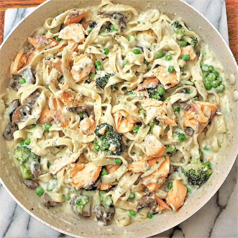 Broccoli And Salmon, Salmon And Broccoli Pasta, Pasta Red Sauce, Creamy Salmon Pasta, Salmon Pasta Recipes, Pasta With Broccoli, Broccoli Pasta Recipe, Pescatarian Diet, Pescetarian Recipes