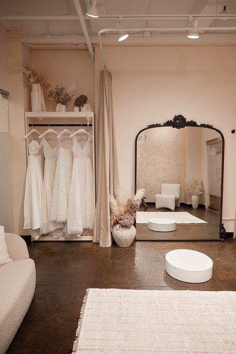 Bridal Suite Room, Bridal Shop Interior, Bridal Shop Decor, Bridal Shop Ideas, Enaura Bridal, Bridal Boutique Interior, Bridal Showroom, Brides Room, Store Design Boutique