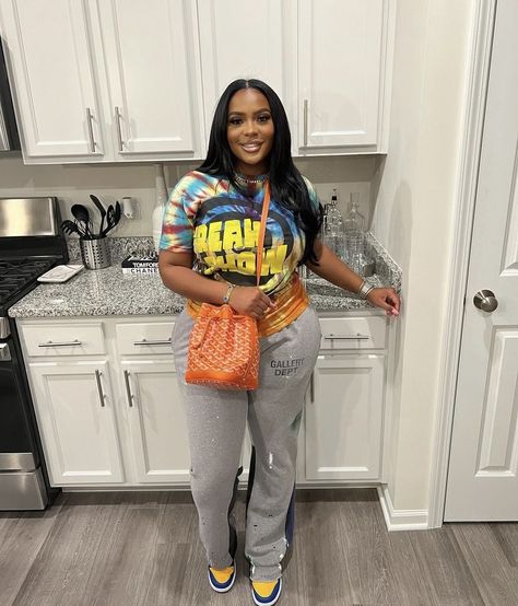 Sweats Outfit Black Women, Sweatpants Styles, Chill Fall Outfits, Black Women Sneakers, Sneaker Fits, Fall Outfits Black, Fall Outfits Black Women, Running Errands Outfit, Outfits Black Women