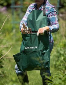 Harvest and Clean Up Apron Apron Pattern Free, Garden Watering System, Garden Fashion, Gabion Baskets, Fruit And Veggies, Garden Kneeler, Harvest Basket, Garden Basket, Fruit Picking