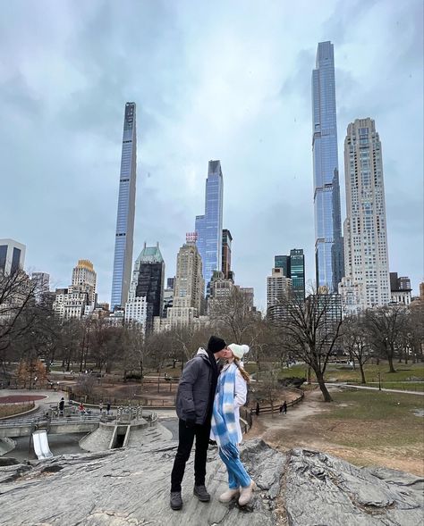 New York Couple Aesthetic Winter, Central Park Couple Aesthetic, Love In New York Couples, Nyc Winter Couple Photos, Ny Couple Pictures, New York Boyfriend Aesthetic, New York Photo Ideas Couple, New York With Boyfriend, Nyc Photo Ideas Couples