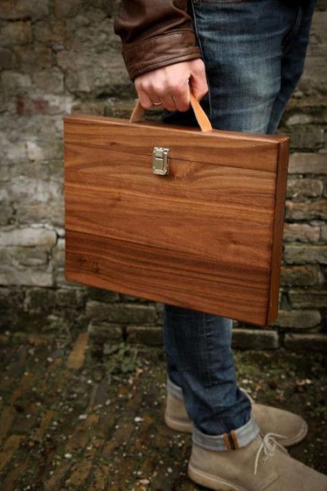 Wooden Briefcase, Wood Bag, Wood Projects Plans, Wooden Bag, Small Woodworking Projects, Easy Wood Projects, Wooden Accessories, Macbook Pro Case, Wooden Projects