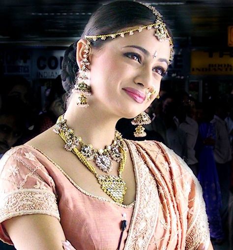 DIA MIRZA – BIOGRAPHY AND LATEST NEWS Tauba Tauba, Diya Mirza, Jewelry Embroidery, Bollywood Images, Dia Mirza, Indian Bridal Jewellery, Asian Music, Bollywood Cinema, Indian Models