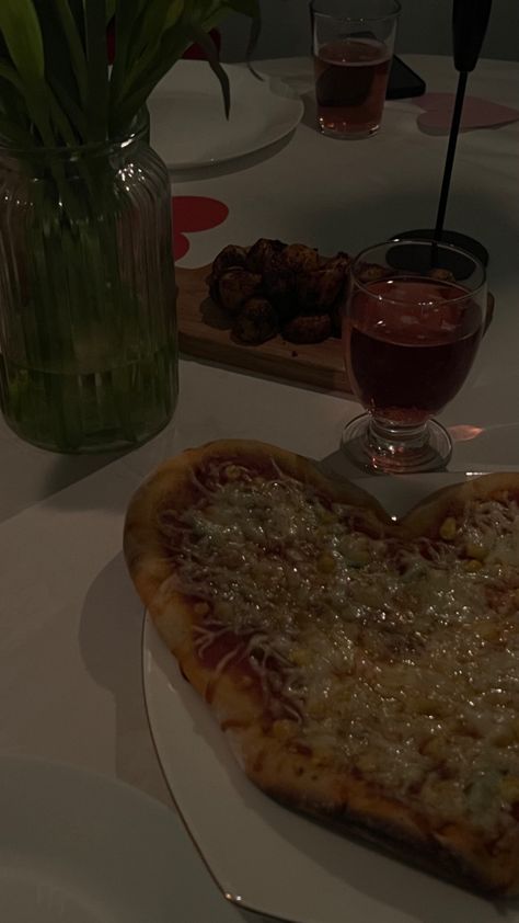 Shaped Pizza, Heart Pizza, Heart Shaped Pizza, Pan Pizza, Pizza Recipes, Dark Aesthetic, So Cute, Heart Shapes, Pizza