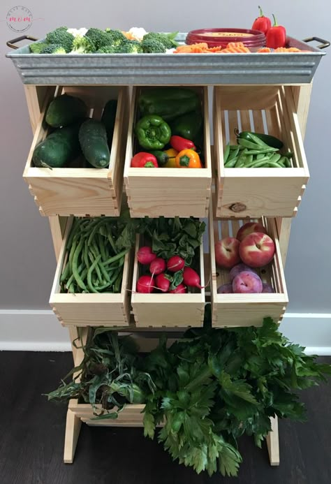 Farmhouse style produce storage. Produce stand DIY tutorial with farmer's market veggie ideas! Garden Produce Storage, Produce Stand Diy, Diy Produce Stand, Farmers Market Stand, Farmhouse Stand, Farmers Market Display, Veggie Platter, Veggie Ideas, Produce Storage