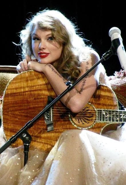 Speak Now Tour, Taylor Swift Guitar, Young Taylor Swift, Taylor Swift Fotos, Taylor Swift Aesthetic, Taylor Swift Party, Best Profile Pictures, Taylor Swift Cute, Taylor Swift Fearless