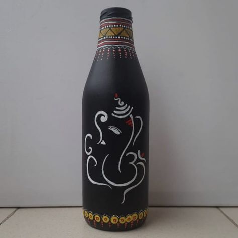 Ganpati Bottle Art, Ganesha Bottle Art, Mud Bottle Painting, Bottel Paintings Aesthetic, Pot Colouring Ideas, Black Bottle Art, Clay Art On Bottle, Bottle Art Ideas, Relaxing Drawing