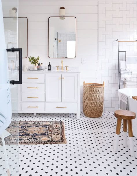 50 Bathroom Ideas With Gold Touches - Decoholic Makeover Kamar Mandi, Boho Basket, Bad Inspiration, Basket Wall, Green Bathroom, Diy Desk, Decorating On A Budget, Beautiful Bathrooms, White Bathroom