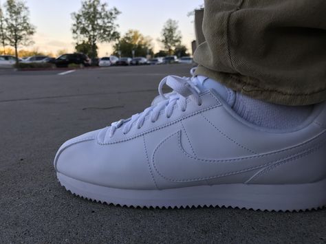 Tenis Nike Cortez, Nike Cortez White, Mens Dress Shoes Guide, Shoes Guide, Tenis Nike, Swag Shoes, Men's Footwear, Mens Dress, White Nike