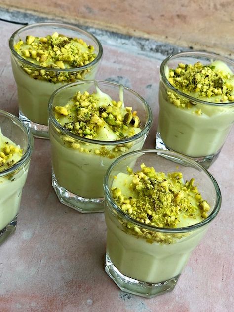 Pistachio cream pudding Pistachio Paste, Easy Mediterranean Recipes, Lebanese Desserts, Pistachio Dessert, Pistachio Recipes, Middle Eastern Desserts, Quick Dessert, Pistachio Cream, Pistachio Pudding