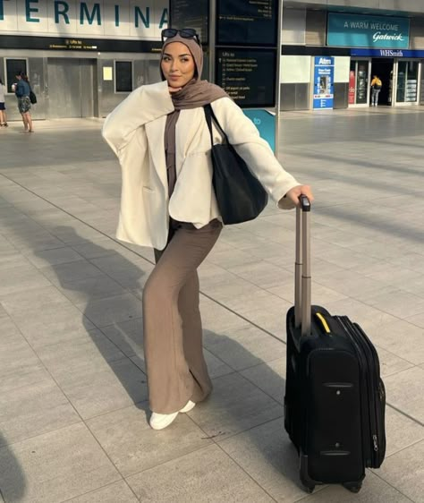 Nice Hijabi Outfits, Travel Hijabi Outfit, Airport Outfit For Hijabi, Mosque Outfit Ideas, Hijabi Minimalist Style, Modest Fits For Summer, Modest Airport Outfit Hijab, Modest Travel Outfit Hijab, Travel Outfit For Hijab